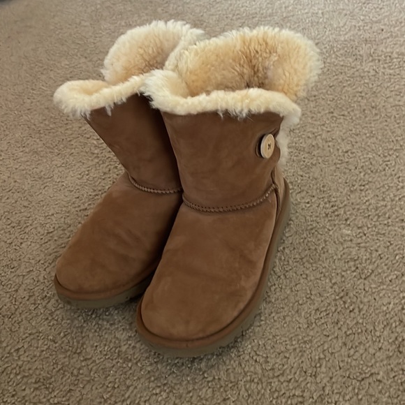 UGG Bailey Button. Size 5 (big kid) = women’s 6.5 - Picture 7 of 7